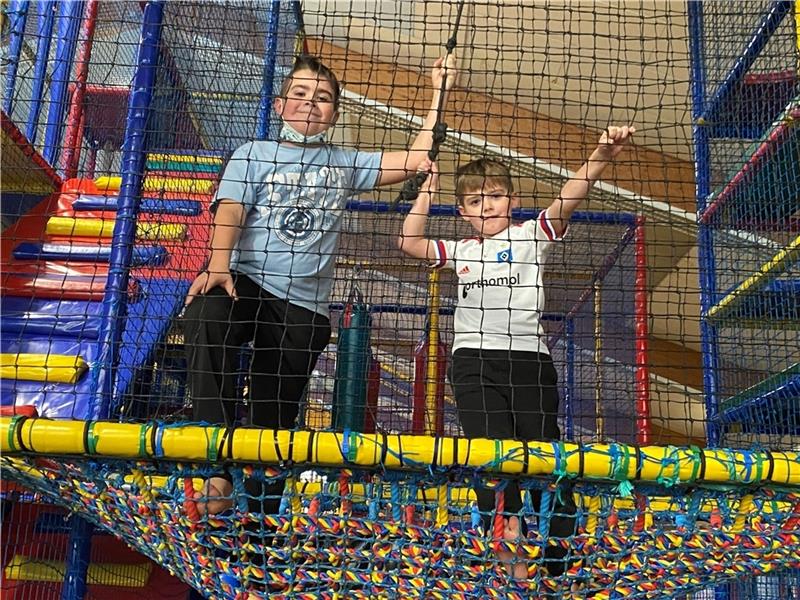 Meilo (links) und Thiago Sternke genießen den Tag im Kids Planet im Sportpark Harsefeld. Fotos: Lepél