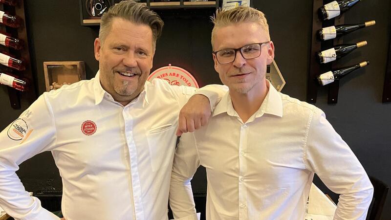 Mein Lokal dein Lokal: Phillip Ausborn (re.) mit Fernsehkoch Mike Süsser.