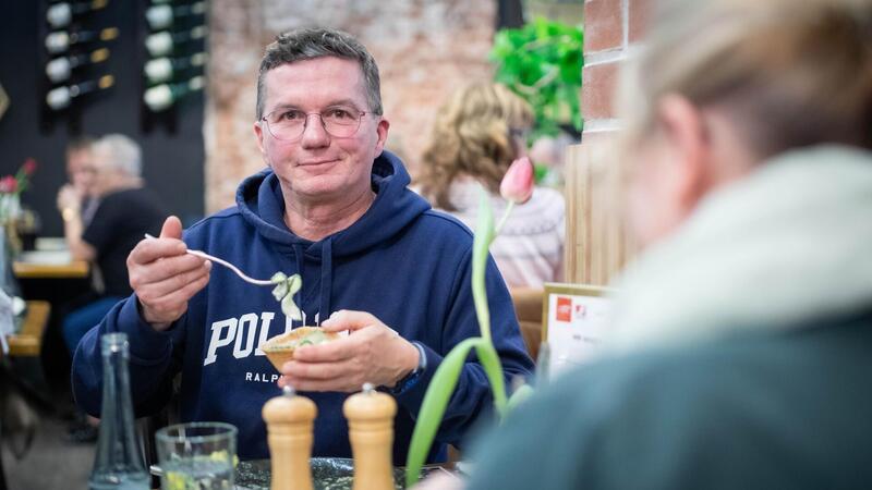 „Mein Lokal, dein Lokal“: Das war der dritte Tag des Restaurant-Wettstreits "Mein Lokal, dein Lokal"-Sendung imit dem Bremerhavener Gastronom Phillip Ausborn in seinem Restaurant B'Haven im Fischereihafen. Im Bild: Gast Marco Schilling.