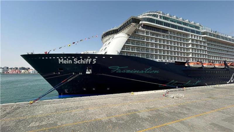 Mein Schiff 5 liegt in Katar, Mein Schiff 4 in Abu Dhabi – die Straße von Hormus bleibt gesperrt. Für Tausende Urlauber platzt der Sommertraum. (Archiv)