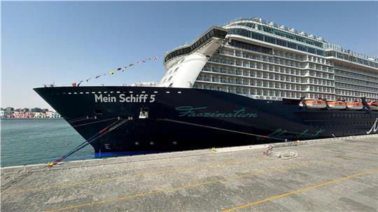 Mein Schiff 5 liegt in Katar, Mein Schiff 4 in Abu Dhabi – die Straße von Hormus bleibt gesperrt. Für Tausende Urlauber platzt der Sommertraum. (Archiv)