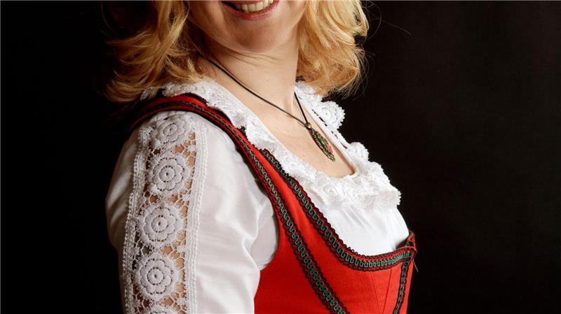 Schweizer Jodeln soll Kulturerbe der Menschheit werden „Meine Wurzeln sind in den Schweizer Bergen. Und auf diesen Wurzeln wachsen meine neuen Wildjodelmelodien wie die Äste eines Baumes in verschiedene Richtungen“, sagt Sonja Morgenegg.