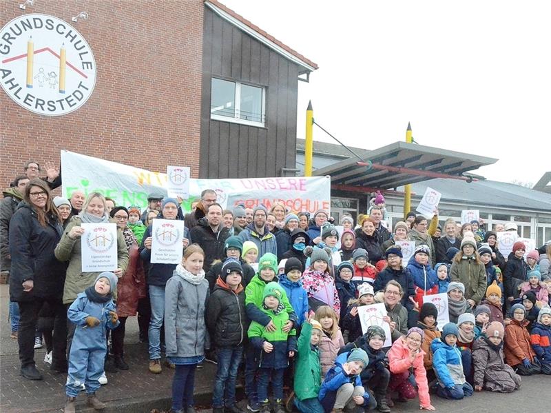 „Meine kleine Schwester soll sich hier auch noch wohlfühlen“, sagt ein Viertklässler während der Protestaktion. Sie alle lieben ihre Grundschule, wie sie ist. Foto: Fehlbus