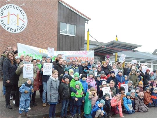 „Meine kleine Schwester soll sich hier auch noch wohlfühlen“, sagt ein Viertklässler während der Protestaktion. Sie alle lieben ihre Grundschule, wie sie ist. Foto: Fehlbus