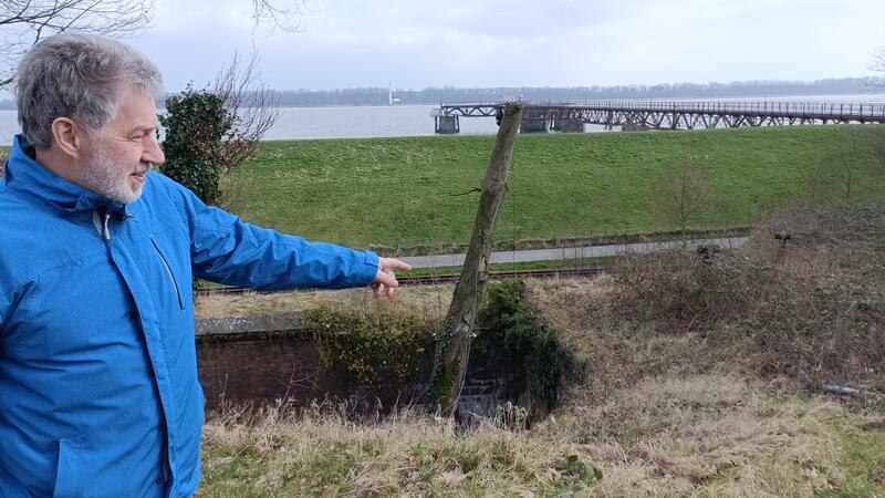 Meinolf Kleinschnittger zeigt Richtung Fallgrube, die nach ersten Planungen geöffnet werden sollte.
