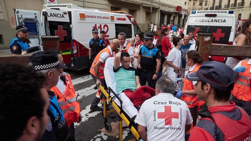 Dutzende Verletzte bei Stierhatzen in Spanien Meistens bleibt es bei leichteren Verletzungen wie Prellungen und Gerhirnerschütterungen. Aber der Tod rennt bei den Stierhatzen im nordspanischen Pamplona mmer mit. Seit 1924 gab es 16 Todesopfer, das letzte 2009.