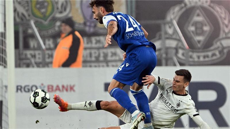 Schlusslicht Mönchengladbach schöpft Hoffnung für die Liga Meistens einen Tick eher am Ball als der Gegner: Borussia-Profi Yannik Engelhardt (r) und seine Mitspieler.