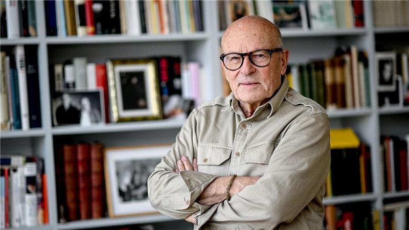 Unkreativ? Filmbranche adaptiert manche Romane immer wieder Meister der Literaturverfilmung in Deutschland ist Volker Schlöndorff. Lange bevor „The Handmaid’s Tale – Der Report der Magd“ ein Welthit wurde, hatte er schon einen Film nach dem Buch von Margaret Atwood gemacht.