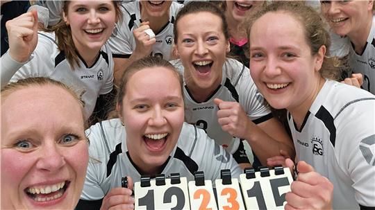 Meisterlicher Überschwang: Die Volleyballerinnen der VSG Altes Land machten bereits am vorletzten Spieltag den Aufstieg in die Oberliga klar.