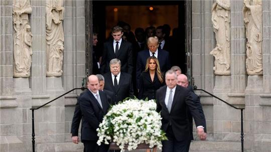 Melania Trump (Mitte r.) und ihr Vater Viktor Knavs sowie Donald Trump (hinten r.) Sohn Barron hinter dem Sarg der Mutter der ehemaligen First Lady, Amalija Knavs.
