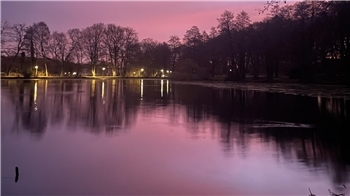 Melanie Detje hat den Himmel in Harsefeld um kurz nach sieben Uhr im Foto festgehalten, als sie mit dem Hund am Rosenbornteich vorbeigelaufen ist.