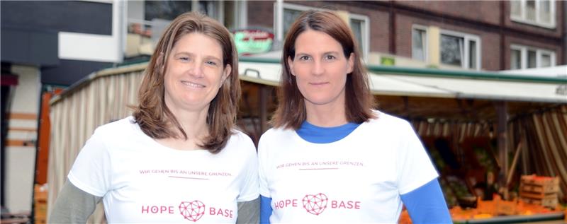 Melanie Esters (rechts) und ihre Freundin Sabine Pracht, die sie bei der Wanderung unterstützte. Shirts mit dem Aufdruck „Hope Base“ ließen sie extra drucken. Foto André Lenthe