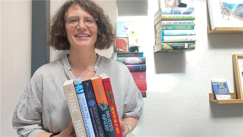 Melanie Hainke präsentiert die fünf für den Buxtehuder Bullen nominierten Jugendbücher.