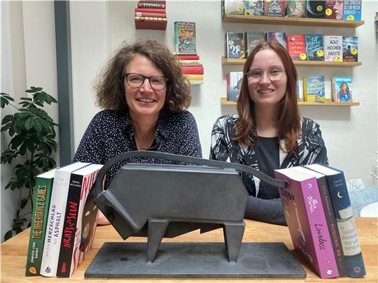 Melanie Hainke und Melica Camin vom Team des Jugendliteraturpreises Buxtehuder Bulle präsentieren die Titel der Shortlist. Foto: Weselmann