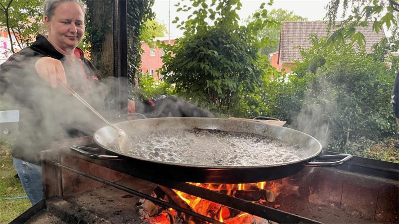 Melanie Kröger hat Geduld und die BBQ-Sauce immer im Blick.