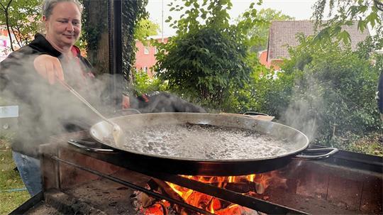 Melanie Kröger hat Geduld und die BBQ-Sauce immer im Blick.