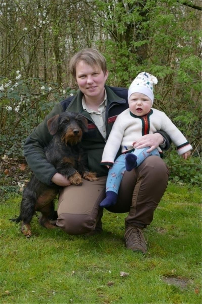 Melanie Offermanns – hier mit ihrem Sohn Tim und Dackel Triene. Foto Landesforsten