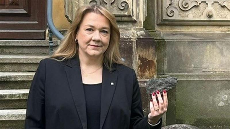 Nach drei Jahren Sperrung: Stade bekommt eine neue Brücke Melanie Reinecke besucht die Landesbehörde für Straßenbau in Stade mit einem Bruchstück der L111 in Barnkrug.