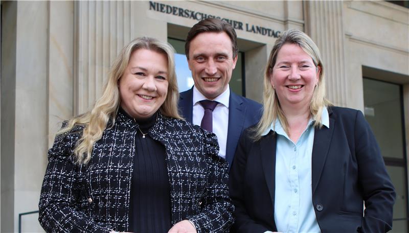 Halbzeitbilanz: Diese beiden Frauen haben Bock auf Politik im Landtag Melanie Reinecke (links) und Birgit Butter nehmen ihren Landes- und Fraktionschef Sebastian Lechner in die Mitte.