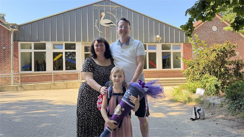 Einschulung in Wiegersen: Florentines großer Tag mit ganz viel Glitzer Melanie, Sebastian und Florentine Becker vor der Grundschule in Wiegersen.
