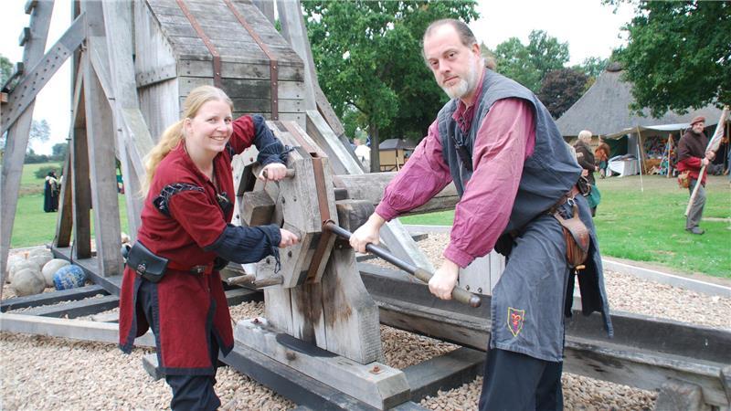 Mittelalterliche Wurfmaschine fasziniert tausende Besucher Melanie Vollmert und Patrick Busch vom Ruf der Ritter organsierten das Blidenfest in Beckdorf.