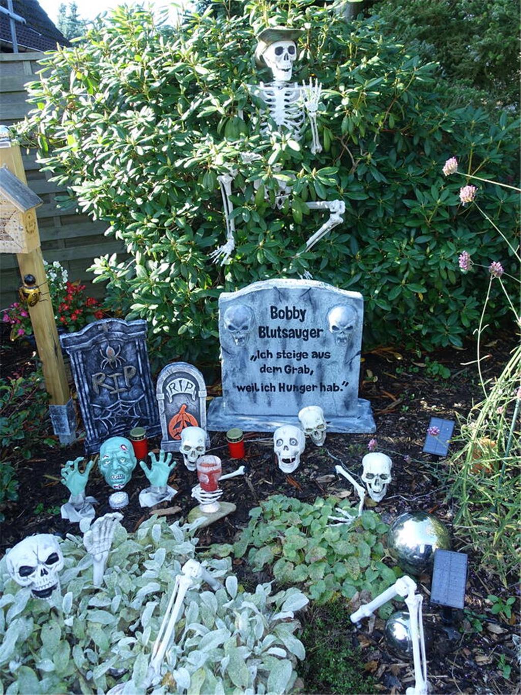 Melanie aus Stade-Campe hat zu Halloween ihren Vorgarten geschmückt. Das meiste ...
