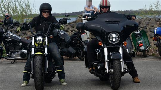 Melanie und Matthias Grotzke düsen mit ihren Harleys gerne zum Lühe-Anleger.