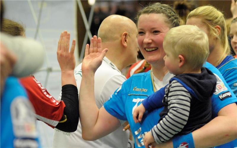 Melbeck genießt das Leben nach dem Handball Melbeck mit Sohn Kjell nach einem BSV-Heimspiel. Foto Jürgens