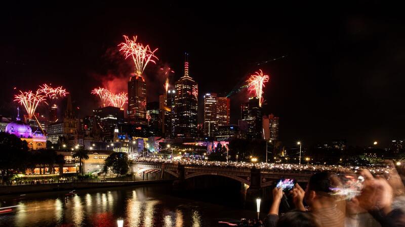 Ausgelassene Silvesterfeiern - teils schwere Zwischenfälle Melbourne begrüßt das neue Jahr.