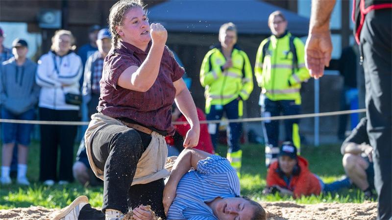 Melissa Suchet (oben) ist obenauf gegen Serena Anthamatten beim Schwingen in Schachen, Schweiz.