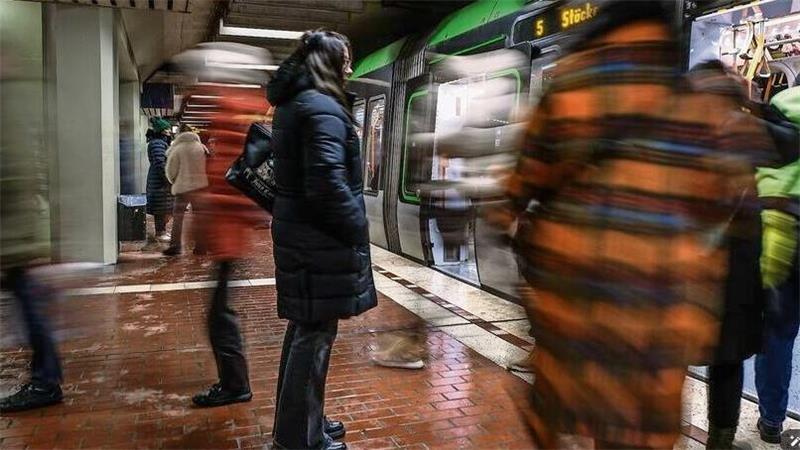 Melissa steht auf dem Bahnsteig einer U-Bahnstation in Hannover. Selbst Bahnfahren wurde für sie zu einem Problem.