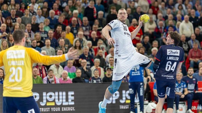 Flensburg gewinnt das Spitzenspiel gegen die MT Melsungen Melsungens Dainis Kristopans beim Wurf.