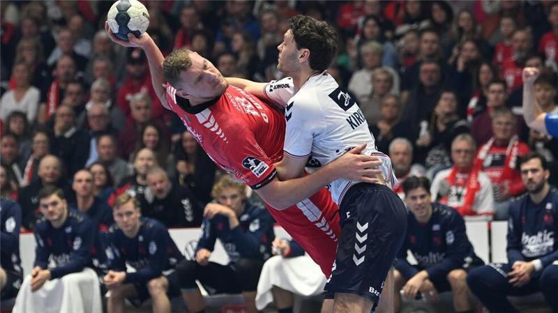 Melsungen gewinnt Spitzenspiel gegen Flensburg Melsungens Dainis Kristopans (l) im Zweikampf mit Flensburgs Niclas Kirkeløkke.