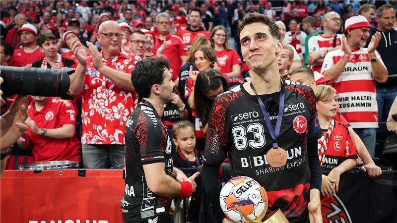 Melsungens Ian Barrufet Torrebejano feiert mit der Trophäe für den Top-Scorer der Saison in der EHF.