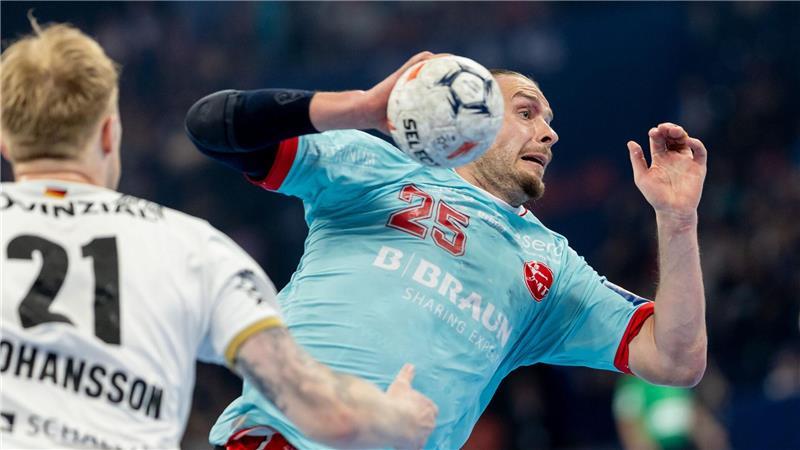Knapper Triumph: Melsungen jubelt, Kiel bleibt titellos Melsungens Olle Forsell Schefvert beim Torwurf.