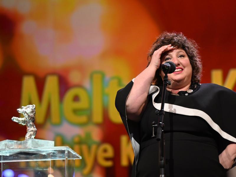 Meltem Kaptan gewinnt den Silbernen Bären als beste Darstellerin für den Film «Rabiye Kurnaz gegen George W. Bush». Foto: Monika Skolimowska/dpa-Zentralbild/dpa