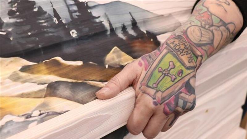 "Memento mori" (übersetzt etwa "Bedenke, dass Du sterben wirst") hat sich Sarg- und Urnenkünstlerin Ina Merz auf ihre Hand tätowieren lassen. Durch ihre Arbeit habe sich ihre Einstellung zum Leben geändert, sagt die 40-Jährige.