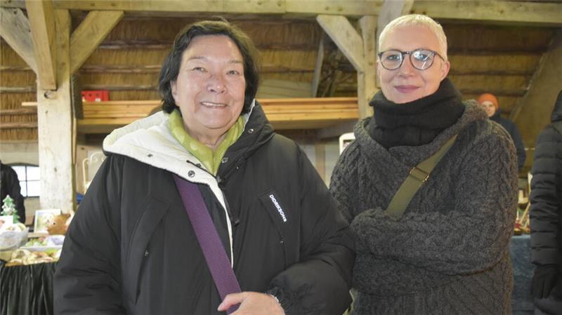 Meng-Lee Walberg und Andrea Szynka schätzen das hochwertige Kunsthandwerk-Angebot.