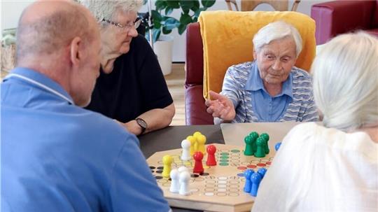 Mensch Ärgere Dich nicht spielen fast alle Gäste im Tageshospiz gerne - wenn es Kraft und Krankheit gerade zulassen.