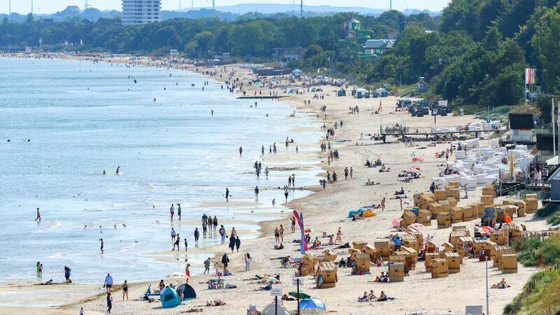 Menschen am Strand von Scharbeutz. (Archivbild)