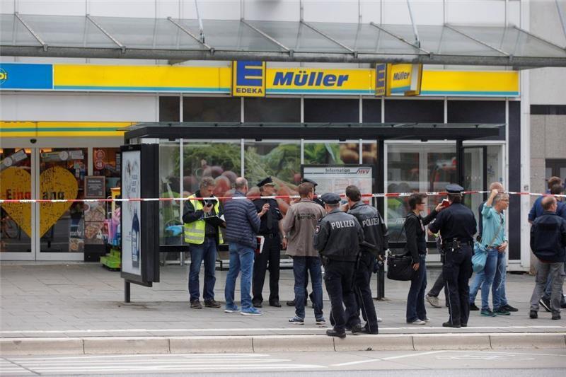 Augenzeugen: Täter rief "Allahu Akbar" Menschen am Tatort. Foto: Scholz/dpa