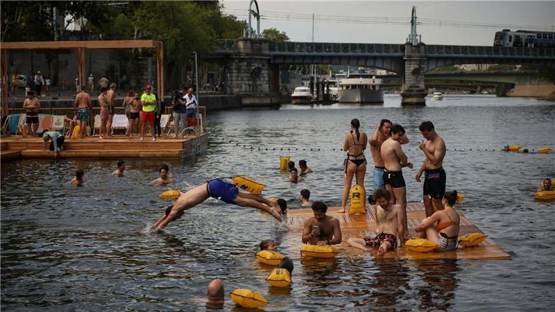 Pariser können wieder in der Seine Schwimmen Menschen an der Badestelle Grenelle an der Seine.