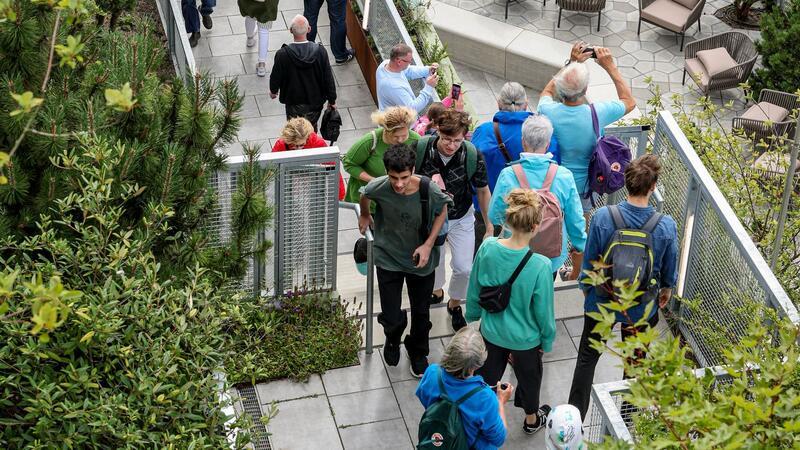 Grüner Hamburger Bunker für alle offen - Besucher begeistert Menschen auf dem Bergpfad am Bunker