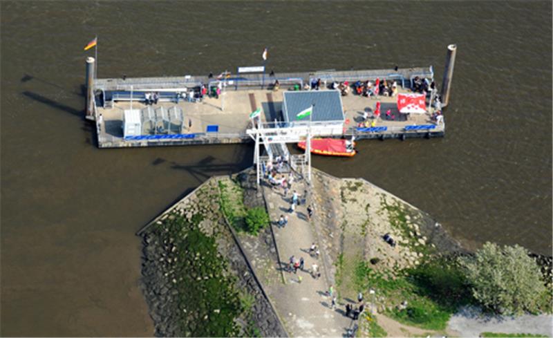 Menschen auf dem Lühe-Anleger. Foto: Elsen