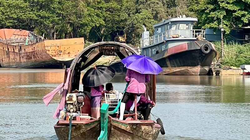 Thailand stöhnt unter Extremhitze Menschen auf dem Pa Sak River schützen sich mit Sonnenschirmen vor der Sonneneinstrahlung und der extremen Hitze in Thailand.