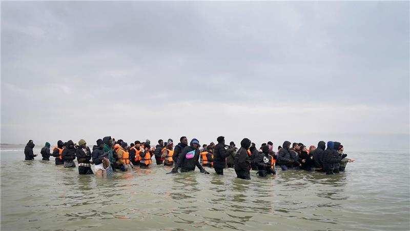 Menschen auf dem Weg über den Ärmelkanal 