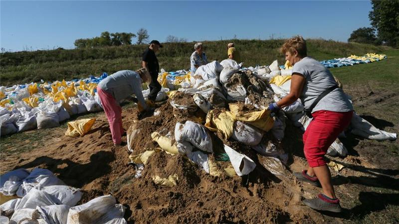 Menschen bauen in Polen mit Sandsäcken Barrieren gegen das Hochwasser.