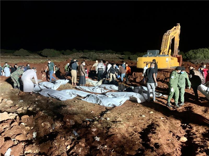Verzweifelte Suche nach Überlebenden in Libyen Menschen begraben die Leichen der Opfer, die bei dem verheerenden Unwetter mit Überwemmungen ums Leben gekommen sind.
