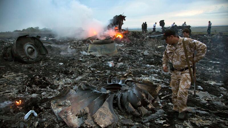 Zehn Jahre Abschuss von Flug MH17 - Gedenken an die Tragödie Menschen begutachten am 17. Juli 2014 die Absturzstelle. (Archivbild)