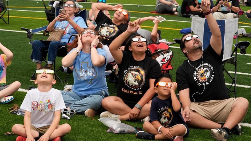 Totale Sonnenfinsternis in Spanien steht bevor Menschen beobachten 2024, wie der Mond die Sonne während einer totalen Sonnenfinsternis teilweise verdeckt, gesehen von Eagle Pass, Texas.